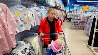 Алиса покупает одежду в магазине / Alice is shopping in the store