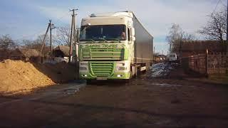 DAF XF 105 по грязи в узкий поворот