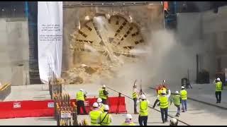 TATUZÃO ESCAVANDO TÚNEL DE METRO E ALCANÇANDO OUTRO LADO