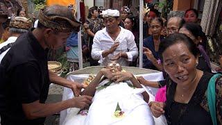 An ordinary cremation in Bali