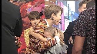 180926 JIMIN BTS hugged little girl fan on show 'Good Morning America' ( GMA)