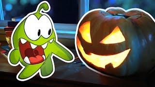  Little Om Nom afraid of the World on Halloween night 