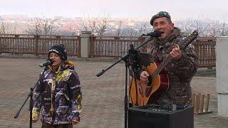 Музыкант из Ставрополя исполняет патриотические песни на улицах региона