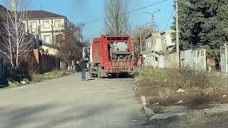 ГЕРОЇЧНІ комунальники в Бахмуті: забирають сміття, навіть під час "прильотів" / Апостроф TV