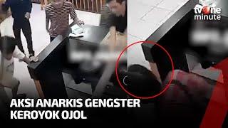 VIRAL! Sembilan Remaja Keroyok Seorang Ojol dengan Balok Kayu | tvOne Minute