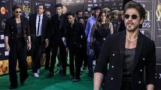 Shahrukh Khan Dashing Entry at IIFA Awards 2025 Green Carpet