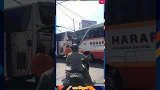 Kelakuannya 2 Bus Menghambat Pengendara Yang Lain