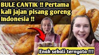 Bule cantik ini penasaran sama pisang goreng Indonesia !!  AUTO BELI