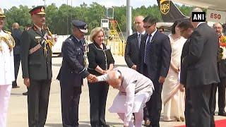 Howdy Modi | PM Modi’s humble gesture at Houston airport wins hearts