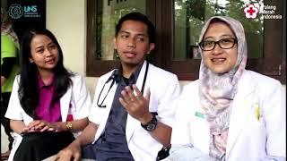 Dokter Muda Cantik Bekerja dengan Hati