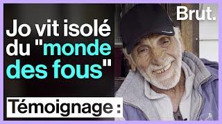 À 77 ans, Jo vit isolé en Corse, loin du "monde des fous"