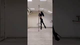 связка на пилоне в Pole-dance