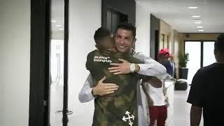 Danilo meets his new teammates Alex Sandro, Ronaldo and coach Sarri