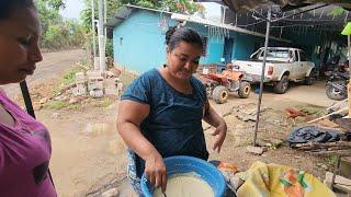 CINDY NOS ENSEÑA COMO PREPARAR LA MASA PARA HACER RIGUAS Y LOS RICOS NUEGADOS DE YUCA