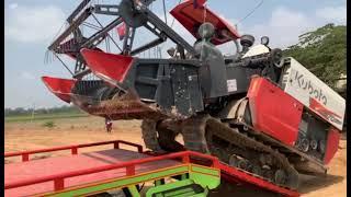 Kubota Rice harveste take up on truck