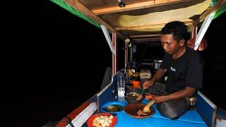 Solo camping and fishing dimalam hari langsung masak dan tidur saat hujan deras.