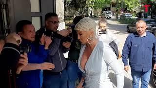 Jelena Karleuša zbog predubokog šlica jedva izašla iz automobila