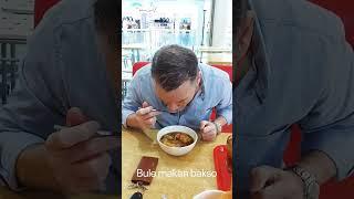 Bule makan bakso