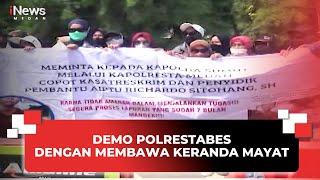 Demo Polrestabes Dengan Membawa Keranda Mayat