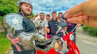 On Offre un Vespa au Gagnant de Notre Plus Gros Concours (le mec est un chevalier)