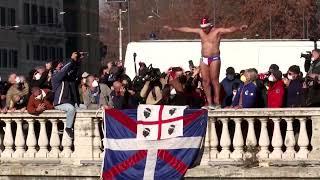 Italians welcome 2022 with cold dive in the Tiber