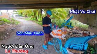 Bắt gặp người đàn ông sơn nhiều màu xanh nhặt ve chai trên đường