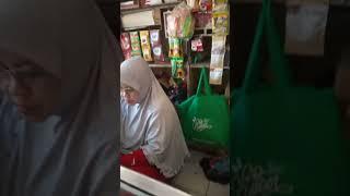 ibu ibu montok lagi menjaga warung nya