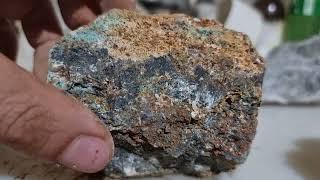 شناخت سنگ طلا در طبیعت، چطور بدون دانش زمین شناسی سنگ طلا پیدا کنیم