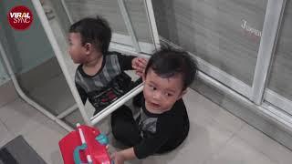 Father Shares a Scary Video of Son’s Reflection In Mirror, Netizens Scared Sh*tless