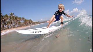 5 years old surfer boy. Обучение детей серфингу.