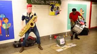Уличный саксофонист ►Развлекает людей в переходе Street musician Уличный музыкант