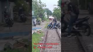 Detik Detik anak Kos hampir ketabrak Kereta Api