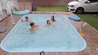 brincadeira na piscina