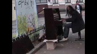 Уличный музыкант в Киеве на Андреевском спуске