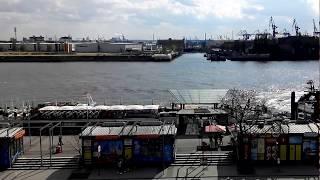 Ein Blick auf den Hamburger Hafen * 23-04-2018