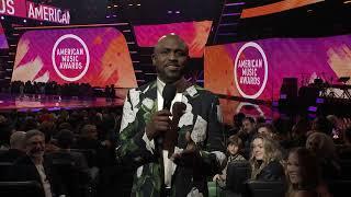 Wayne Brady Introduces Dove Cameron | AMAs 2022