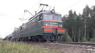 Электровоз ВЛ11М-404 с грузовым поездом и приветливой бригадой