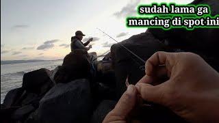 Seru mancing malam di pinggir laut pakai udang kupas