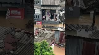 Indonesia: Rescuers evacuate residents from flooded neighborhood in Jakarta #shorts | VOA News