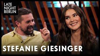 Stefanie Giesinger: Wie bringt man Klaas dazu, über S*x zu sprechen? | Late Night Berlin