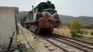 Accidental damaged locomotive of Bolan Mail express Quetta going towards Loco workshop Rawalpindi
