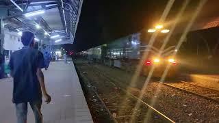 High-Speed 107UP Islamabad Express Whistling Through Gujrat Railway Station | Railgari