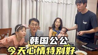 62歲的韓國公公順利退休了！全家人為他精心準備了禮物場面很溫馨