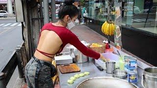 Тайская девушка готовит уличную еду