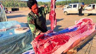 Lao Meng sold 700 kilograms of super fat pigs  and the meat was already surrounded before it began