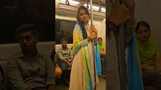 Metro Me Ladkiyo Ka Khada Rahna Bahot Galat Bat Hai  | Par Aise  Khush Hone Par Yahi hona Chahiye