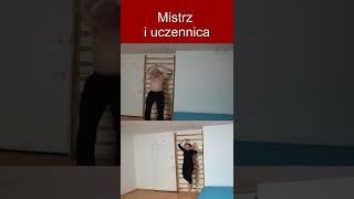 Mistrz i uczennica 7 - przenoszenie nóg za głowę w zwisie na drabinkach #shorts