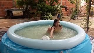 Brincando na piscina