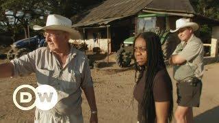 Zimbabwe farm yields fruit after return of Smart family | DW English