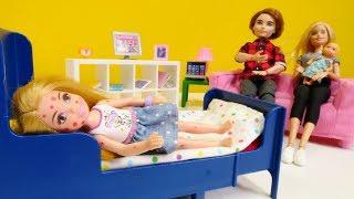 Spielspaß mit Barbie - Evi hat Windpocken - Kindervideo mit Puppen